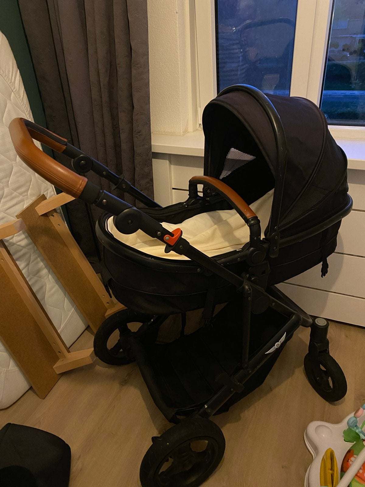 Stijlvolle wagen van het merk Slee Zwart met Bruine Details, Gebruikt, Combiwagen, Met reiswieg, Ophalen