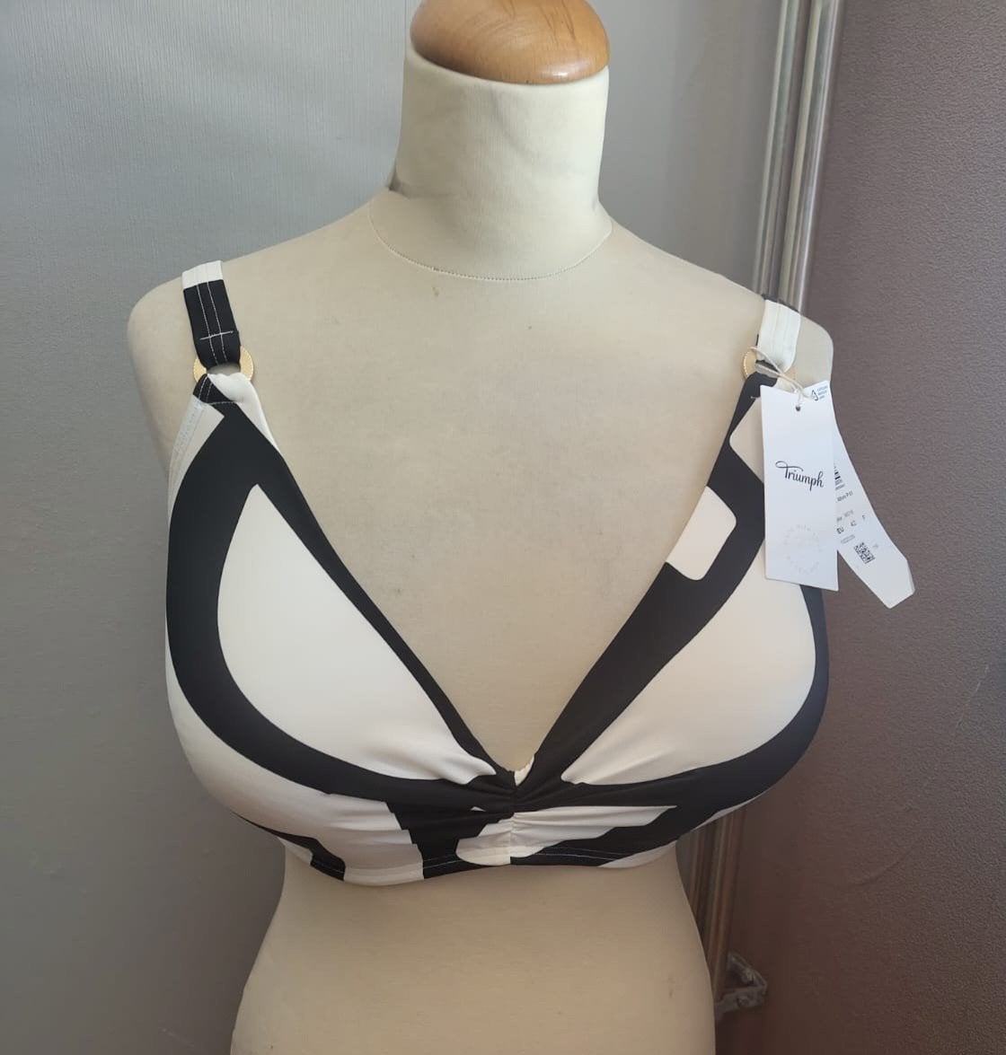 Triumph Bikini Top Maat 42F en Slip Maat 44, Zwart, Nieuw, Ophalen of Verzenden, Triumph
