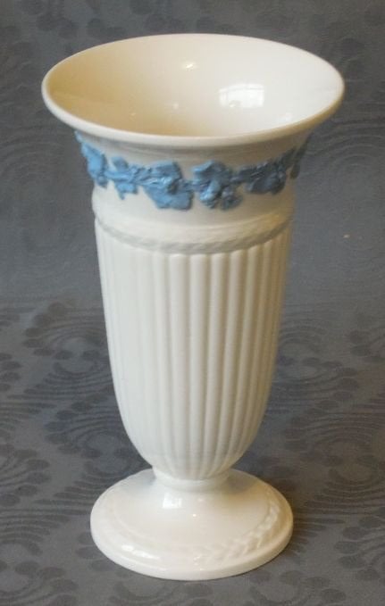 Nr RR197: 1 Wedgwood Edme vaas met blauwe bloemenrand, Klassiek, Overige typen, Ophalen of Verzenden, Zo goed als nieuw