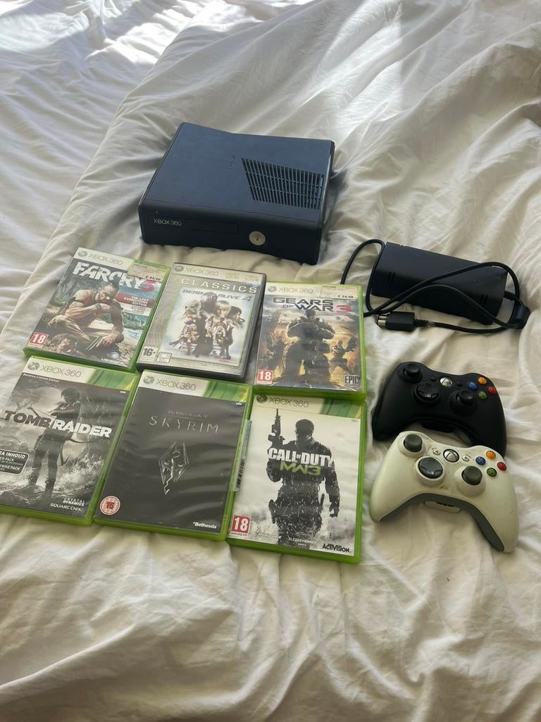 Xbox 360 / Twee Controllers / 6 games, Ophalen, Met 2 controllers, 250 GB, Gebruikt