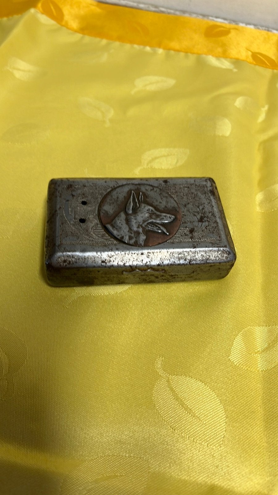Antieke metalen pruim - tabaksdoosje met een hondekop er op, Ophalen of Verzenden, Gebruikt, Tabaksdoos of Verpakking