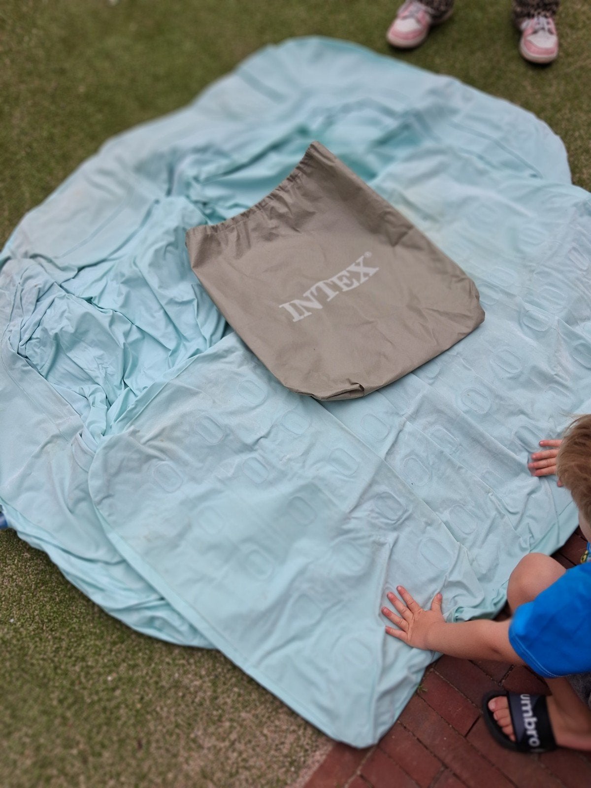 Intex peuter luchtbed met opbergzak, Caravans en Kamperen, Luchtbedden, Ophalen of Verzenden, Gebruikt, 1-persoons