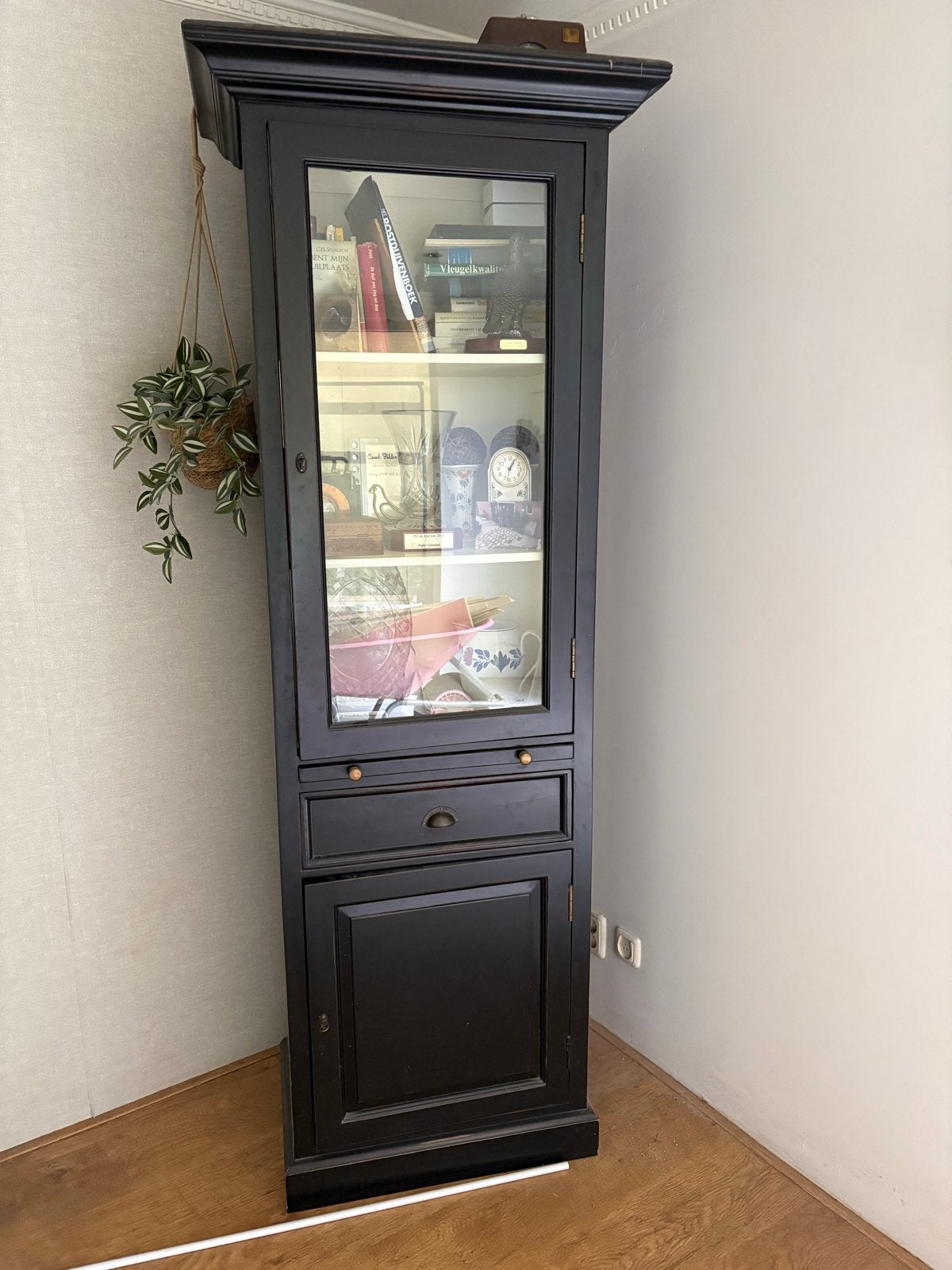 Zwarte vitrinekast met lade en deuren, Minder dan 50 cm, Gebruikt, 200 cm of meer, Ophalen of Verzenden