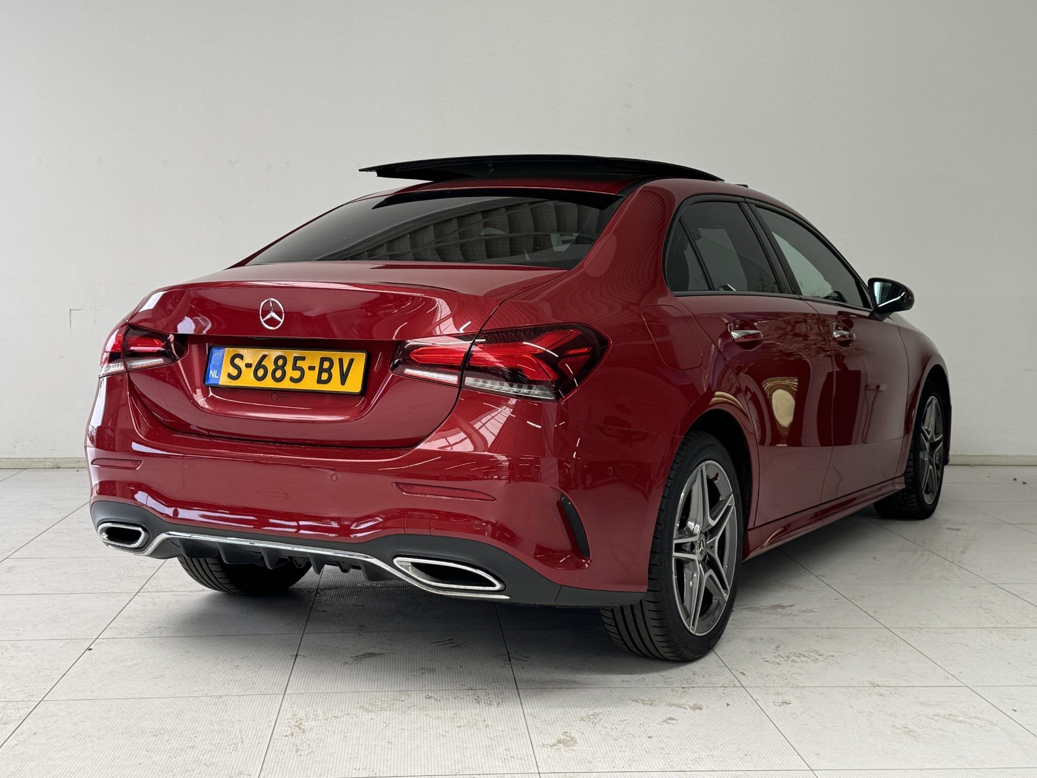 Mercedes-Benz A-klasse 250 e AMG Line | Trekhaak | Panoramad, Auto's, Gebruikt, Bedrijf, Hybride Elektrisch/Benzine, 1600 kg