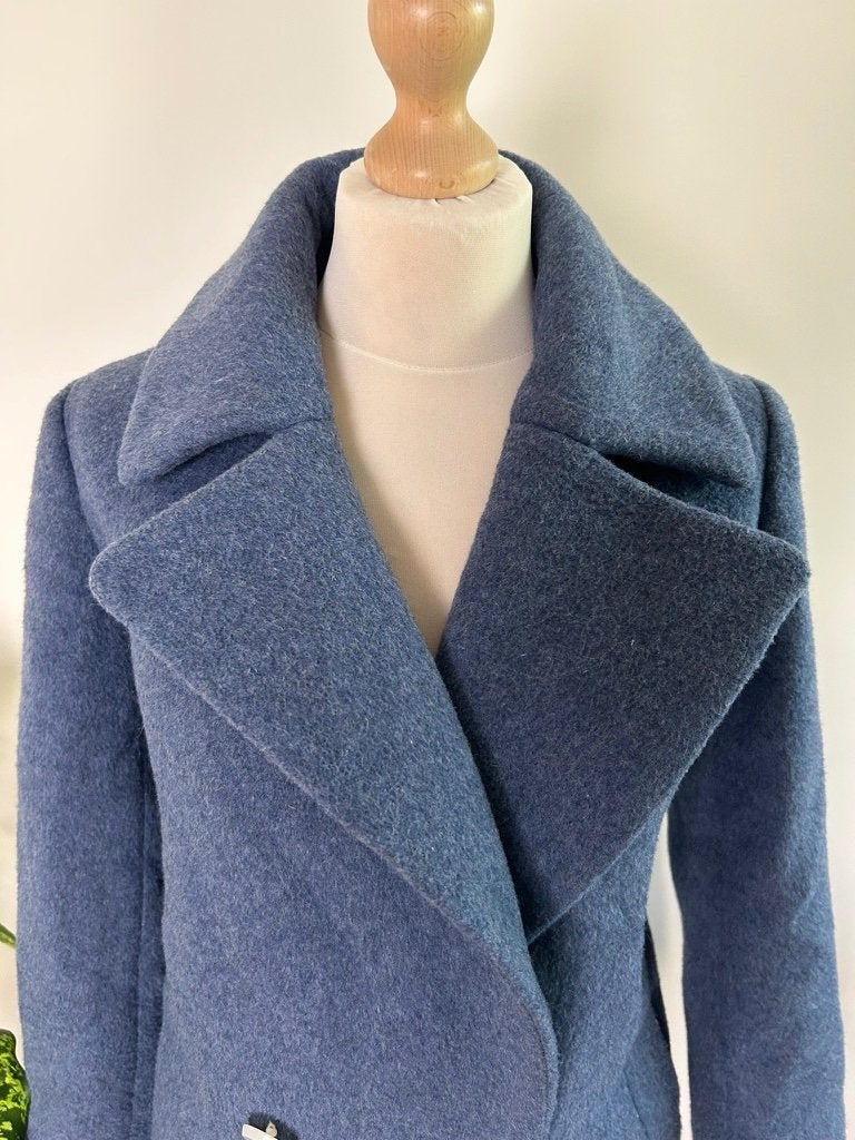 King Louie maat 38 Fluffy wollen jas blauw 20, Kleding | Dames, Maat 38/40 (M), Blauw, Ophalen of Verzenden, Zo goed als nieuw