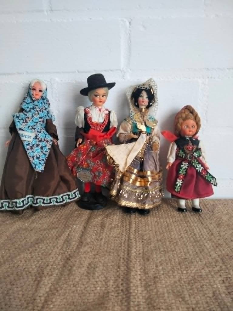 Klederdracht poppetjes, Ophalen, Zo goed als nieuw