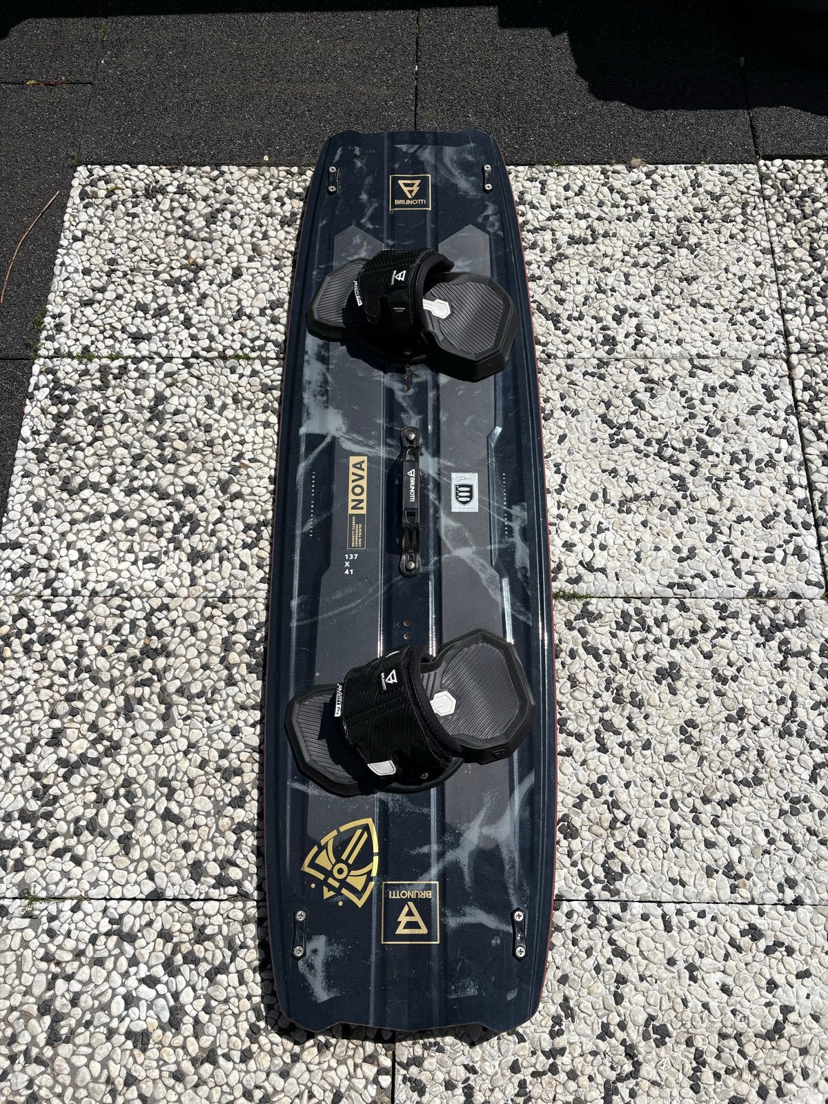 Kitesurfboard Nova + Gravity Pro Pads – zeer nette staat, Ophalen, Minder dan 250 cm, Zo goed als nieuw, Met vin(nen)