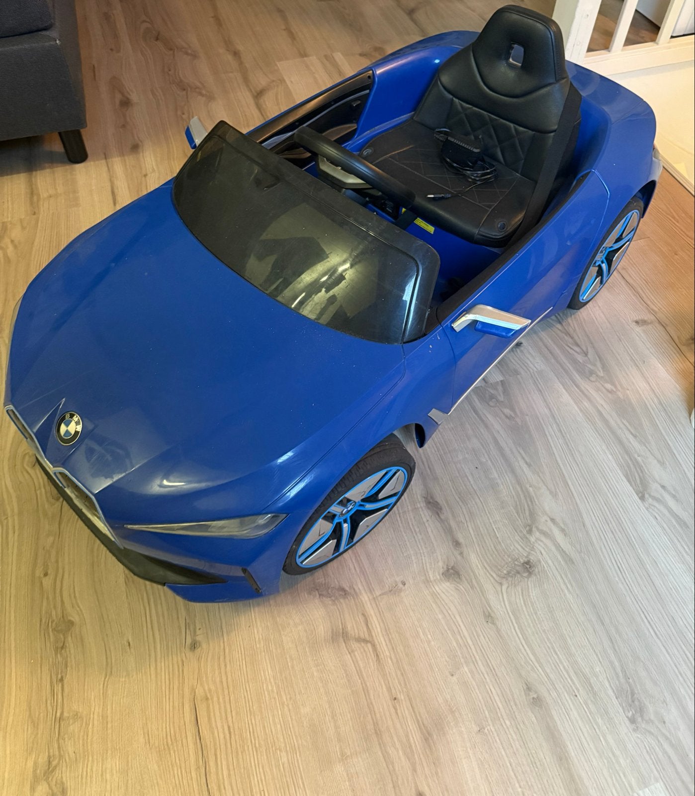 Blauwe BMW elektrische kinderauto met afstandsbediening, Ophalen of Verzenden, Gebruikt, Loopvoertuig
