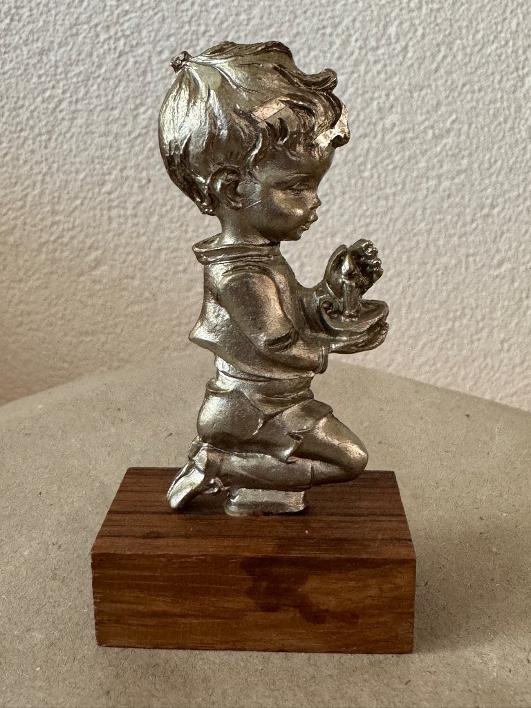 Vintage tinnen beeldje knielende jongen op hout, Ophalen of Verzenden, Zo goed als nieuw, Mens