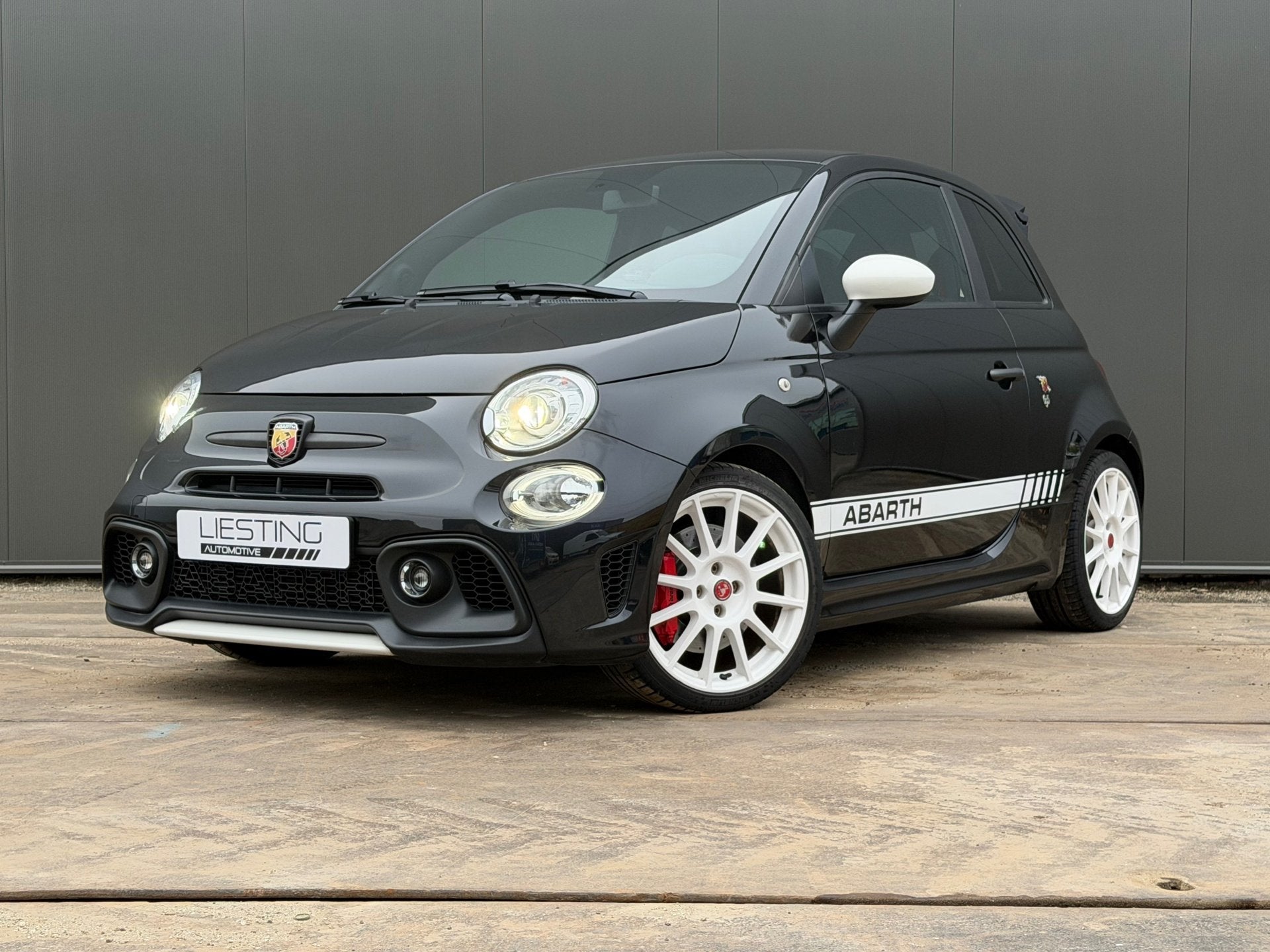 Abarth 695 Esseesse 1.4 T-Jet Akrapovic Sabelt Beats Audio, Auto's, Abarth, Voorwielaandrijving, Dealer onderhouden, Gebruikt