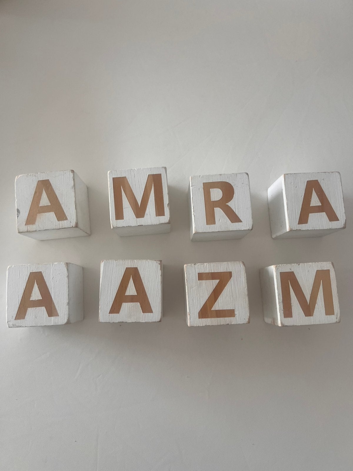 8 stuks houten blokjes letters kinderkamer op een plankje, Ophalen of Verzenden, Zo goed als nieuw, Wanddecoratie