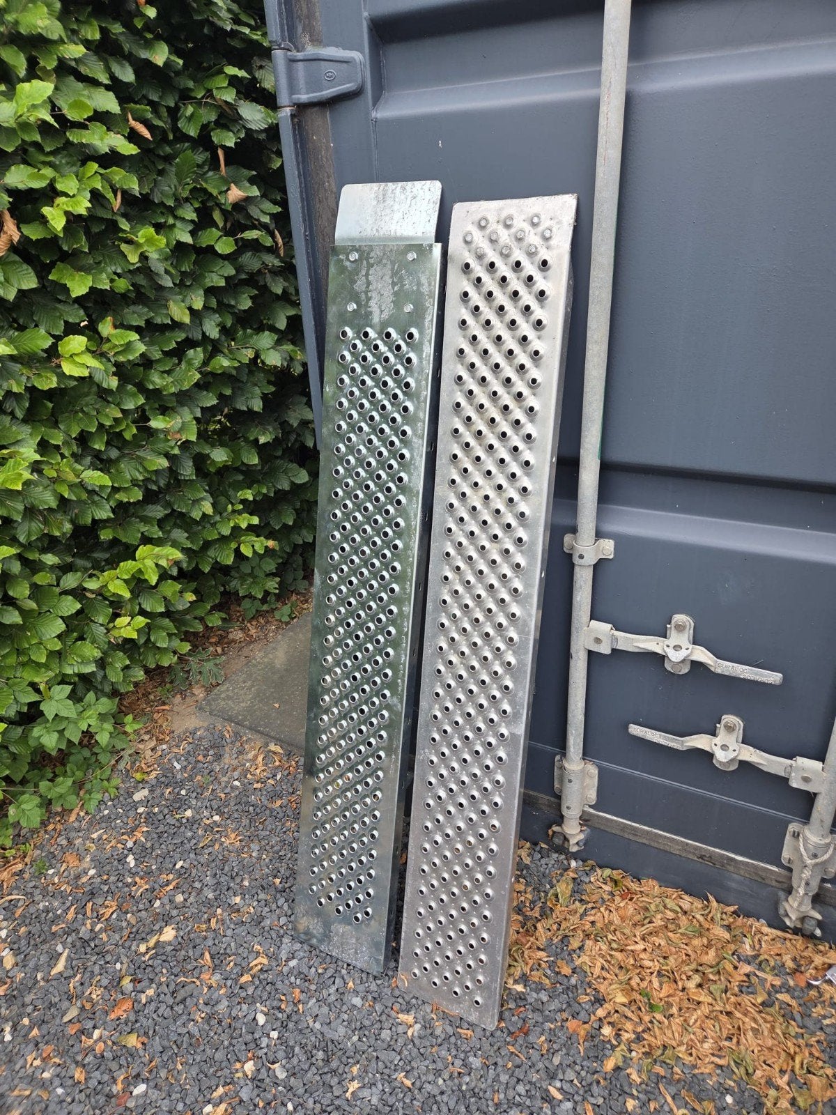 2 oprijplaten - 150x21,5 cm en 154x22 cm, Auto diversen, Ophalen
