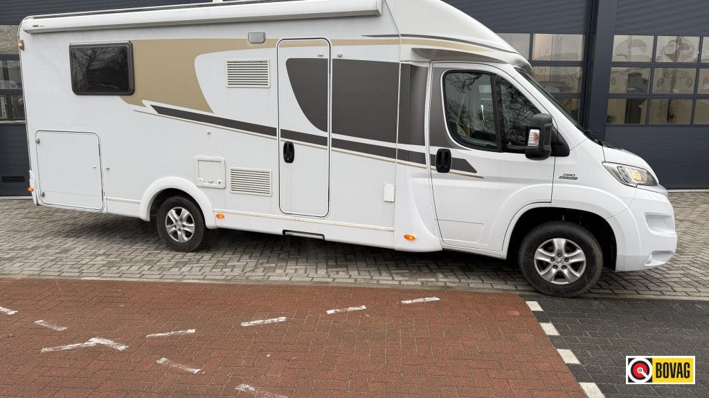 Carado T 449 Queensbed + Hefbed, Caravans en Kamperen, Campers, Bedrijf, tot en met 4, Half-integraal, Carado, Fiat, 7 tot 8 meter