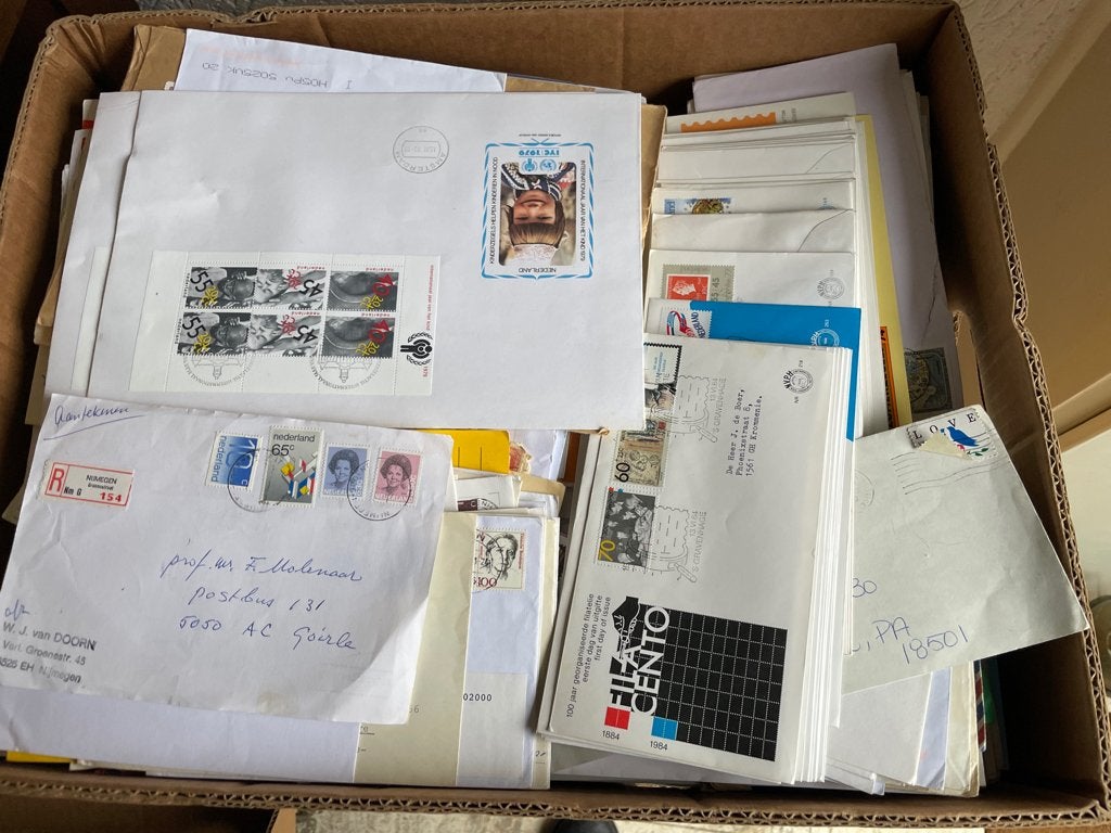 bananendoos 5 met oude poststukken en veel postzegels erop., Ophalen, Nederland en Buitenland