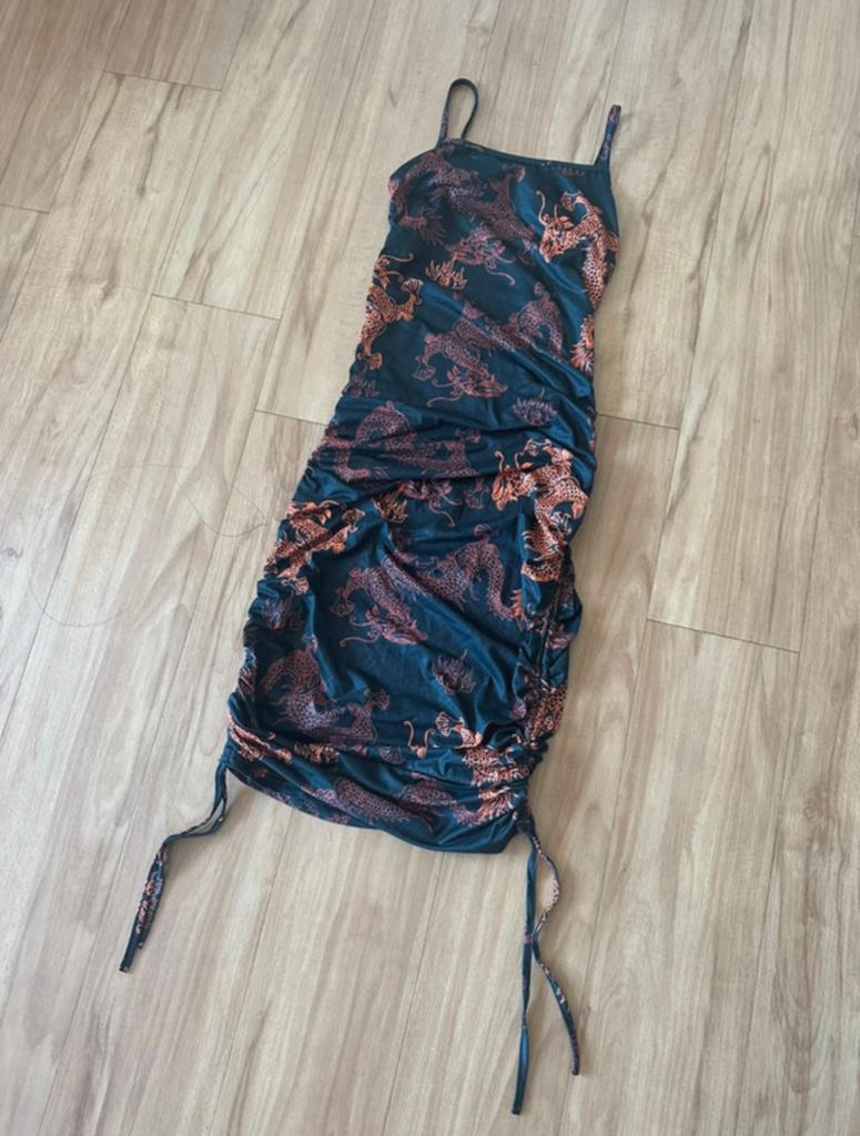 Zwarte zomerjurk met oranje draken print in 90’s style, Ophalen of Verzenden, Zo goed als nieuw, Maat 34 (XS) of kleiner, Zwart