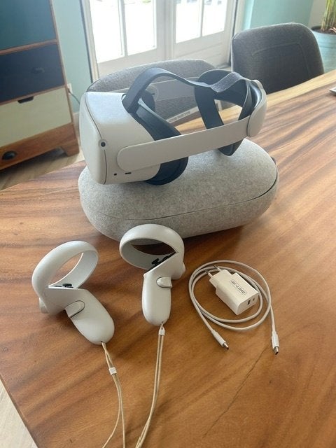 Meta Quest 2 + 2 controllers, headstrap, case & charger, Ophalen, Zo goed als nieuw, VR-bril, Overige platformen