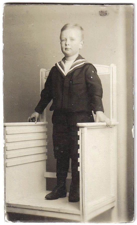 Foto op karton 1913 - Kind Jongen Matrozenpakje Stoel, Gebruikt, Foto, Ophalen of Verzenden, Voor 1940