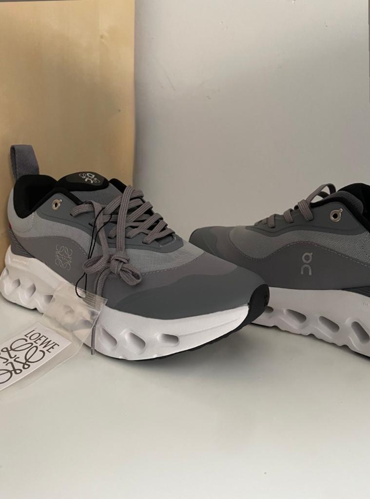 On Clouds x Loewe sneakers - Gloednieuw - Maat 42, Sportschoenen, Nieuw, Ophalen of Verzenden, Grijs