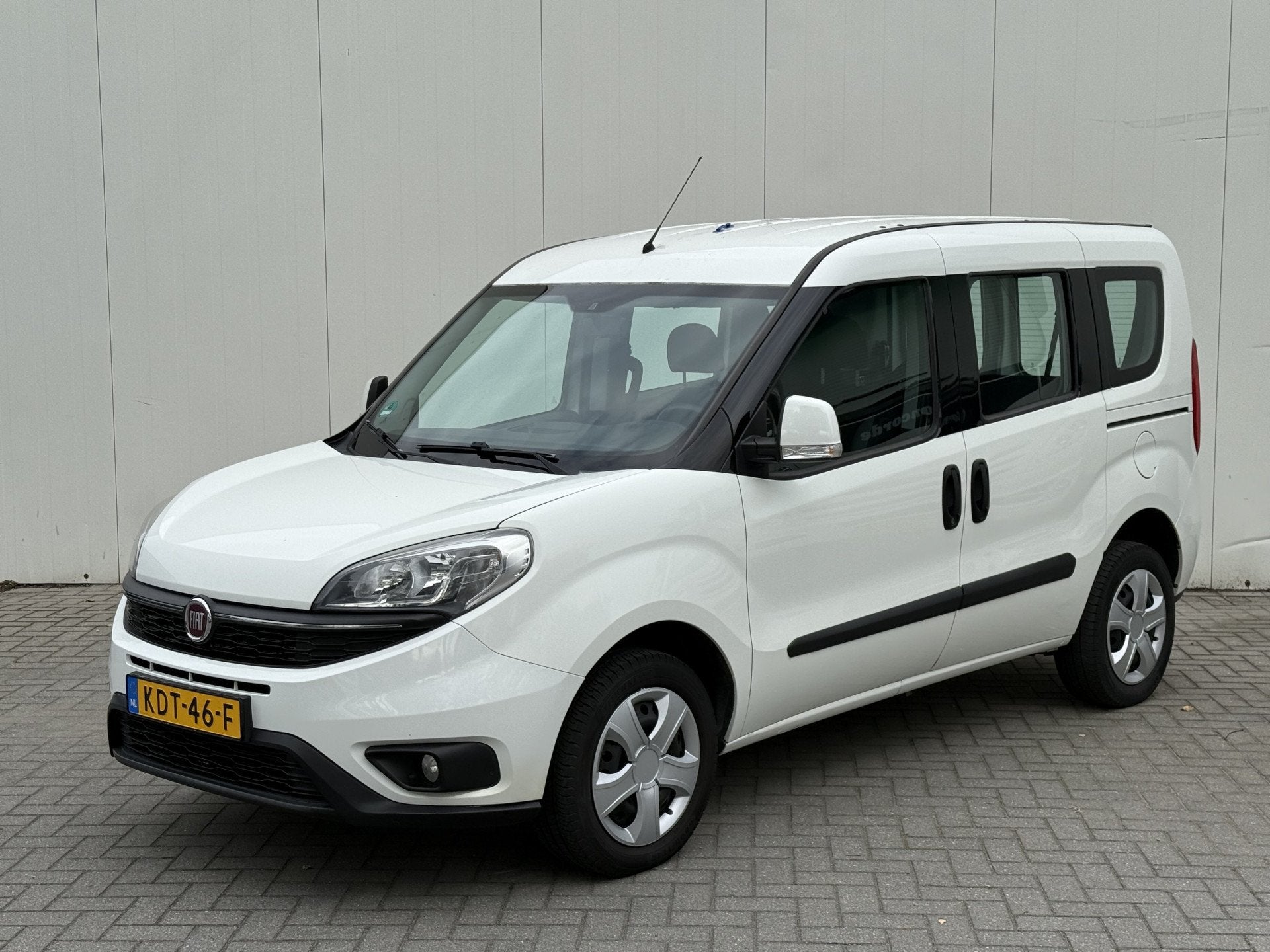 Fiat Doblò Rolstoelauto 3+1 - XL Bodemverlaging - 1e Eigena, Voorwielaandrijving, Dealer onderhouden, Gebruikt, 4 stoelen