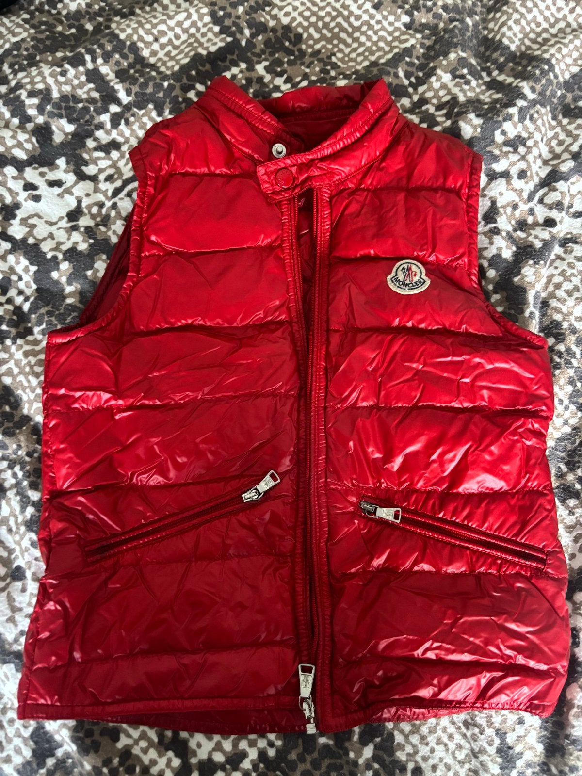 Moncler bodywarmer rood voor kinderen - maat 112cm (5 jaar), Kinderen en Baby's, Ophalen of Verzenden, Zo goed als nieuw, Jongen of Meisje