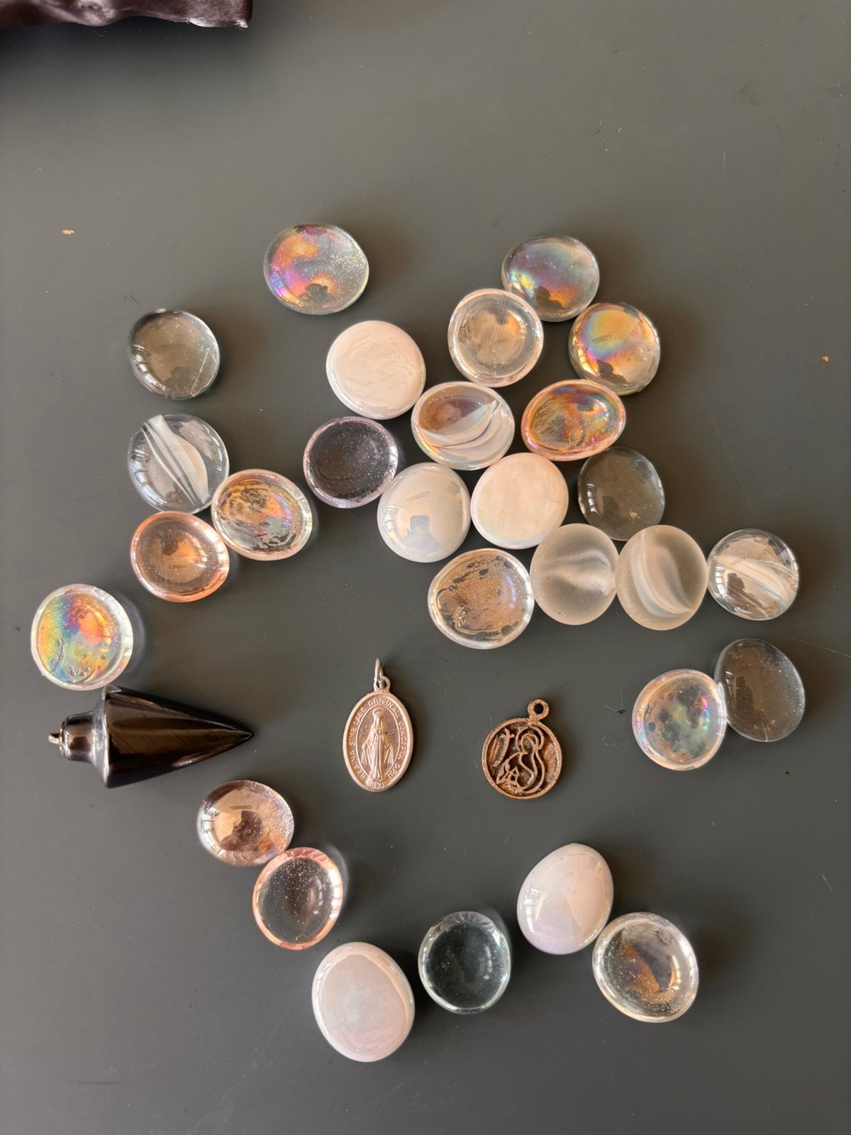 Decoratieve glazen steentjes + bedeltjes, Ophalen of Verzenden, Zo goed als nieuw, Staal, Oor- of Traguspiercing