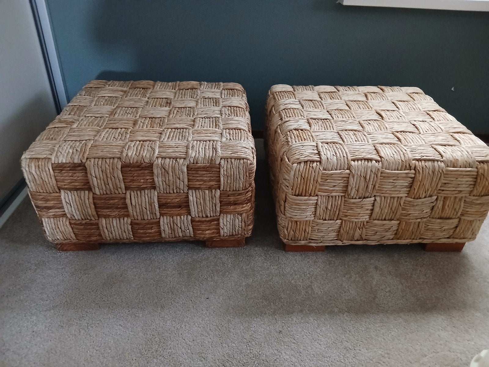 Poeff voetenbankje van biezen 60x60x35 cm met kussentjes, Ophalen, Gebruikt, Riet of Rotan, 50 tot 75 cm