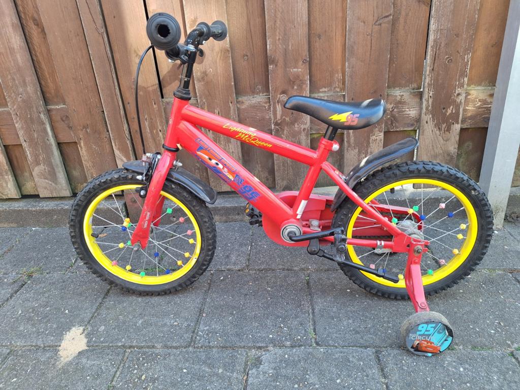 Lightning McQueen kinderfiets 16 inch, Fietsen en Brommers, Fietsen | Kinderfietsjes, Ophalen, Terugtraprem, Zijwieltjes, Lightning mcqueen