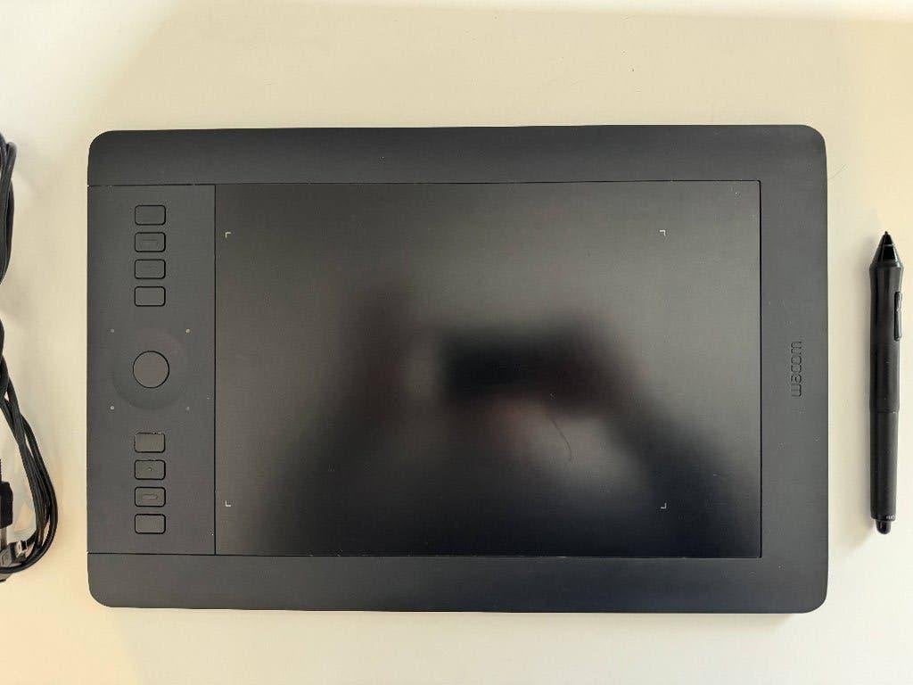 Wacom Intuos Pro Medium PTH-651/K met pen en USB-kabels, Computers en Software, Ophalen of Verzenden, Zo goed als nieuw, Bedraad