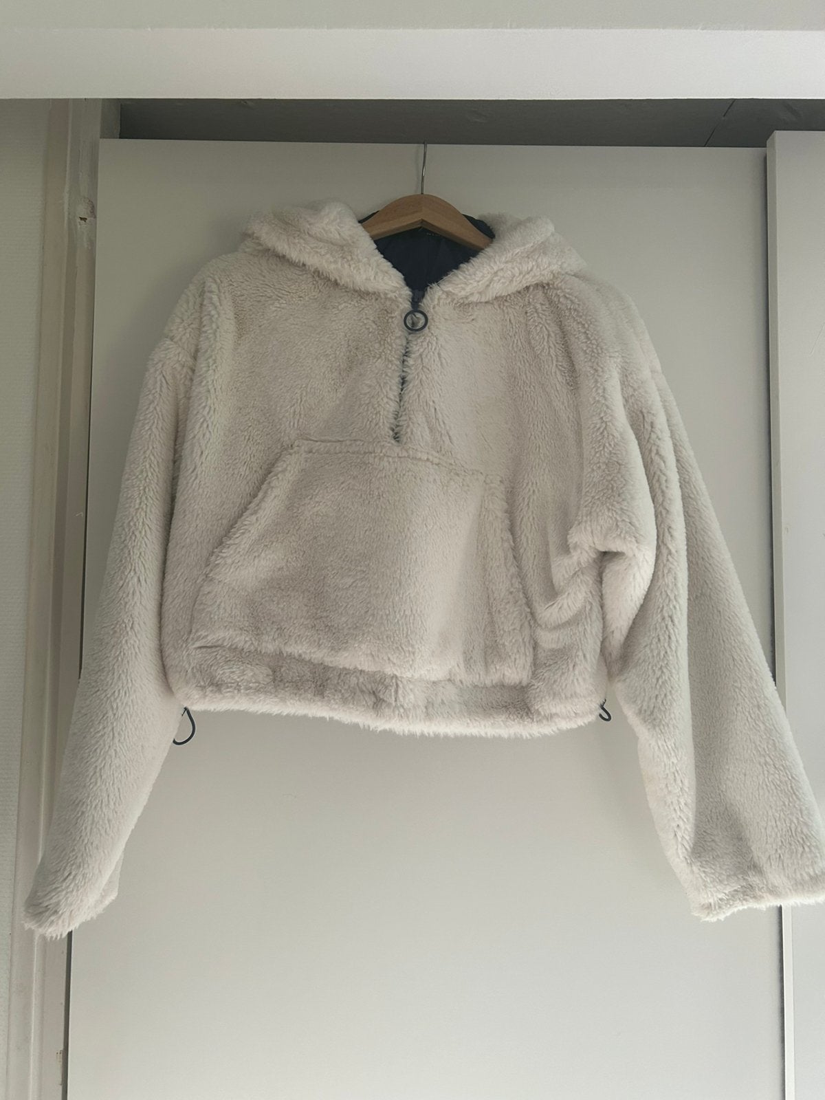 Pull&Bear teddy fleece trui met capuchon – crème, Verzenden, Zo goed als nieuw, Maat 42/44 (L), Wit