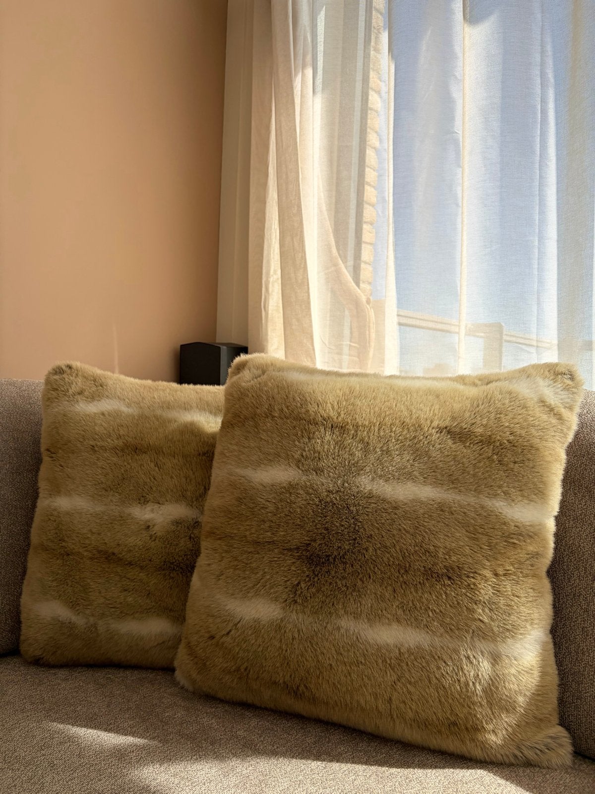 Twee prachtige sierkussens van imitatiebont, Huis en Inrichting, Woonaccessoires | Kussens, Overige merken, Beige, Vierkant, Ophalen of Verzenden