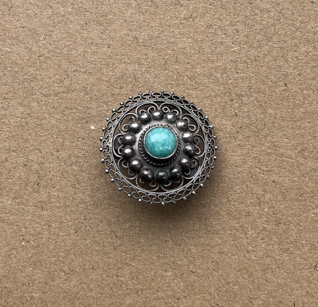 Vintage zilveren ronde filigraan broche met turkoois steen, Gebruikt, Minder dan 4 cm, Ophalen of Verzenden, Zilver