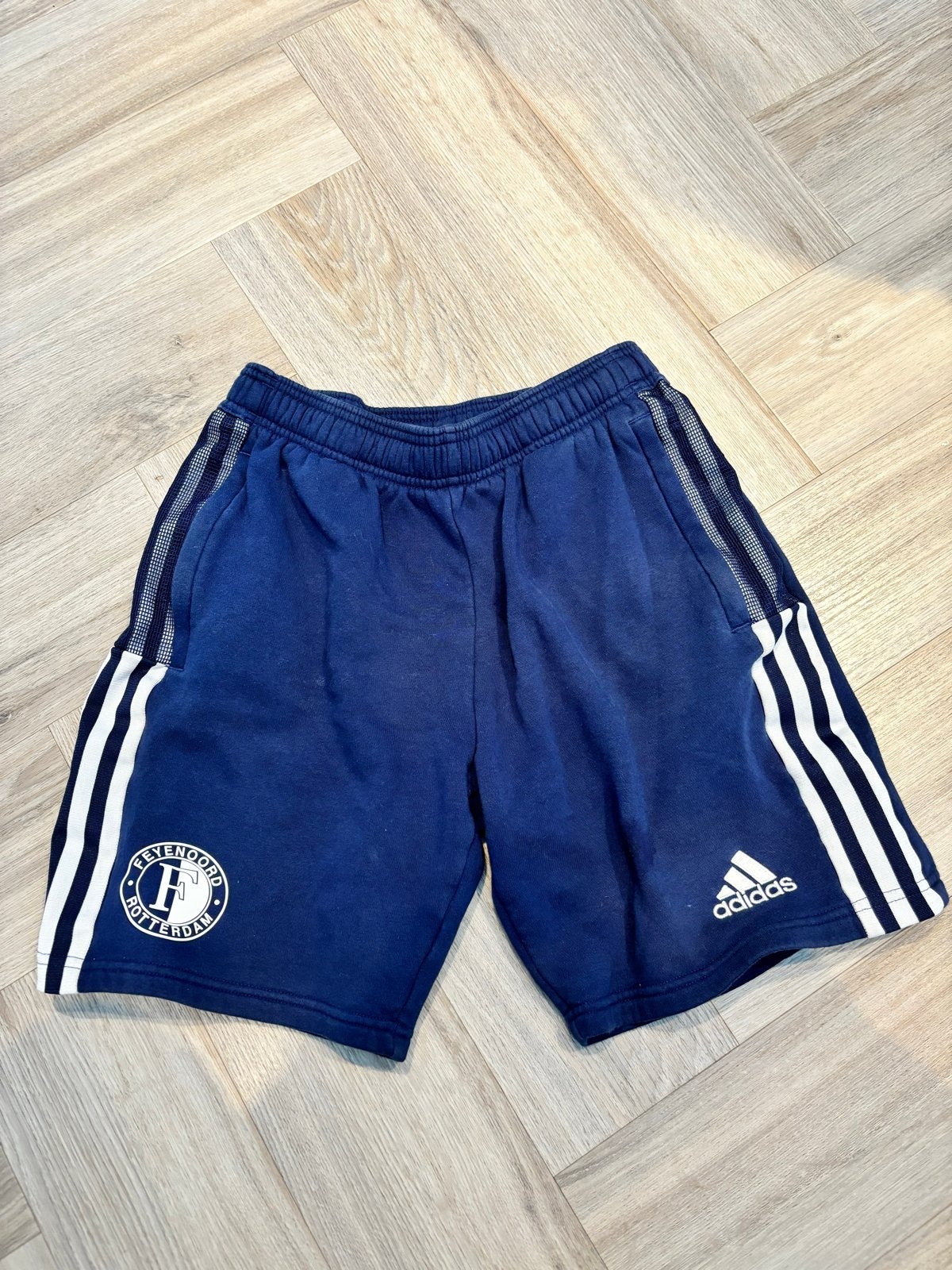 Adidas Feyenoord korte broek maat 164, Kinderen en Baby's, Ophalen of Verzenden, Zo goed als nieuw, Jongen of Meisje