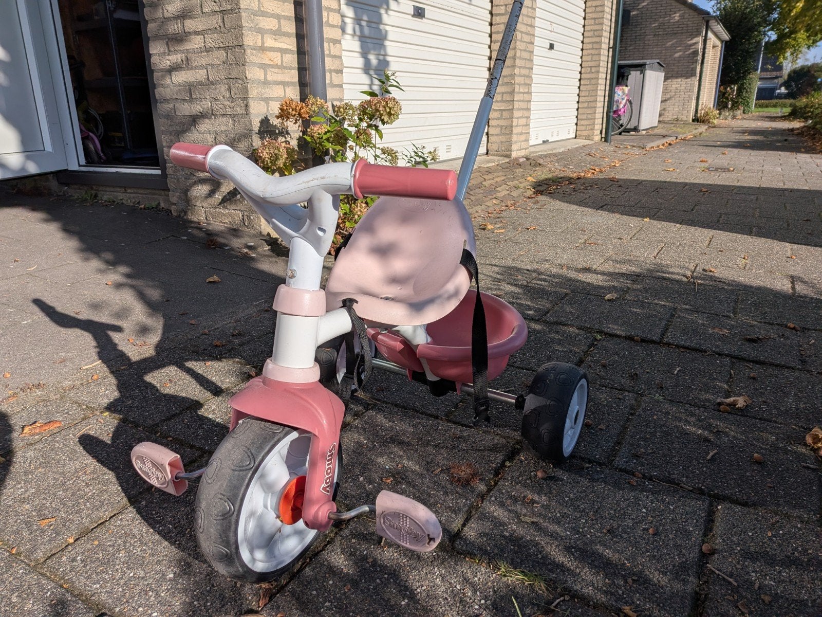 Roze driewieler met duwstang - kan nog prima mee!, Ophalen, Gebruikt, Duwstang