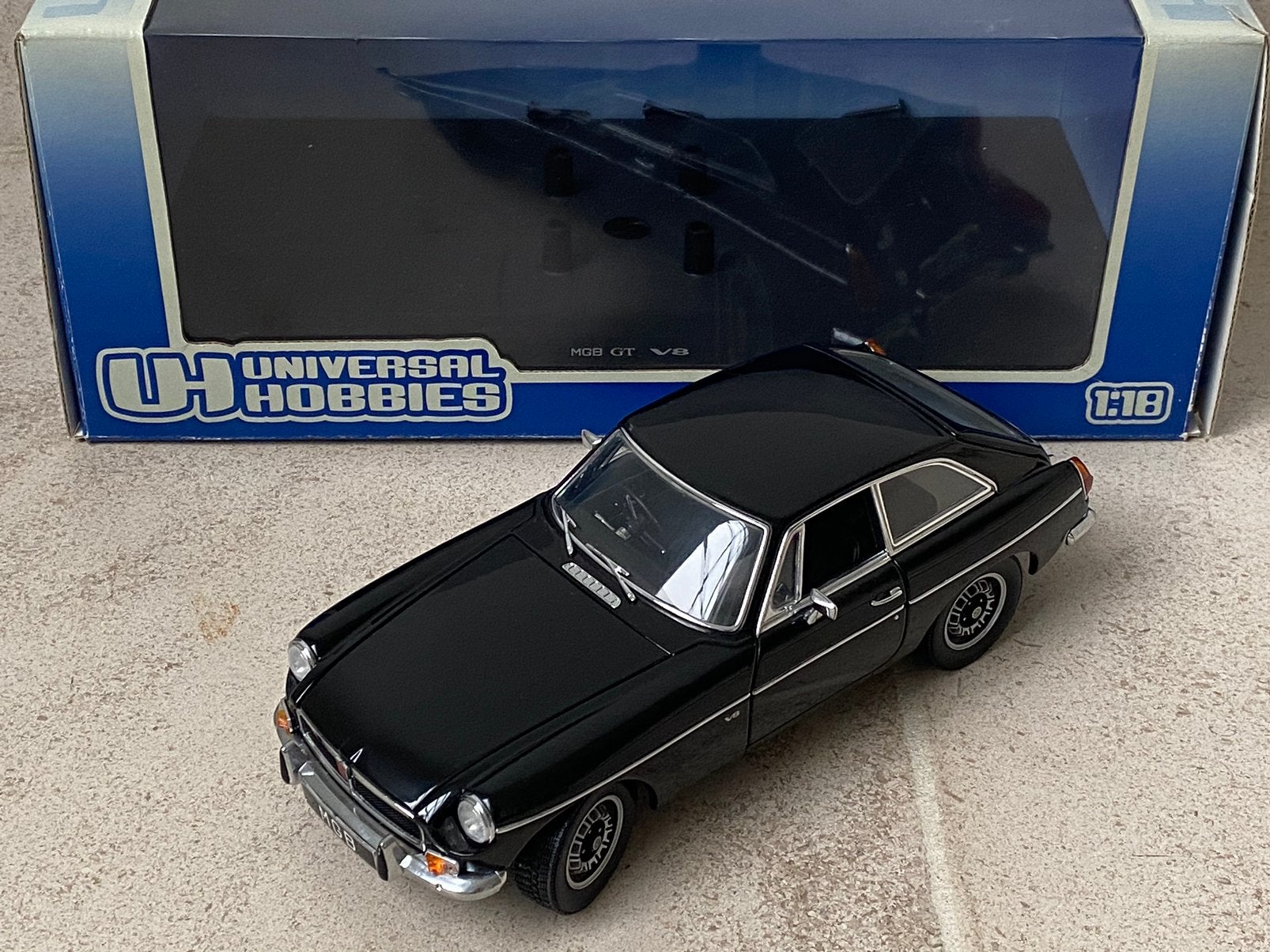 Universal Hobbies MGB V8 - 1:18, Hobby en Vrije tijd, Ophalen of Verzenden, Zo goed als nieuw, Auto, Overige merken