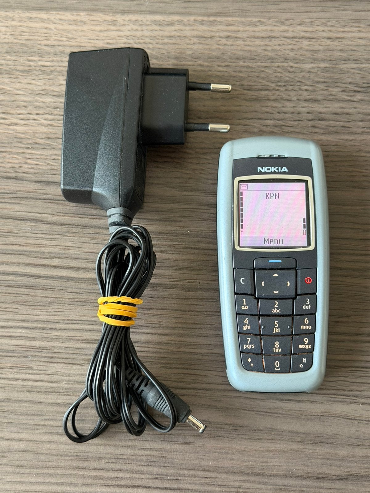 Nokia 2600 simlockvrij met oplader, Ophalen of Verzenden, Zo goed als nieuw, Geen camera, Zwart