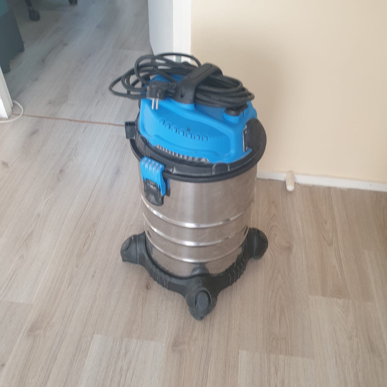HBM Machines Wet & Dry Stofzuiger 30L - 1400W, Witgoed en Apparatuur, Stofzuigers, Ophalen of Verzenden, Zo goed als nieuw, Industriële stofzuiger