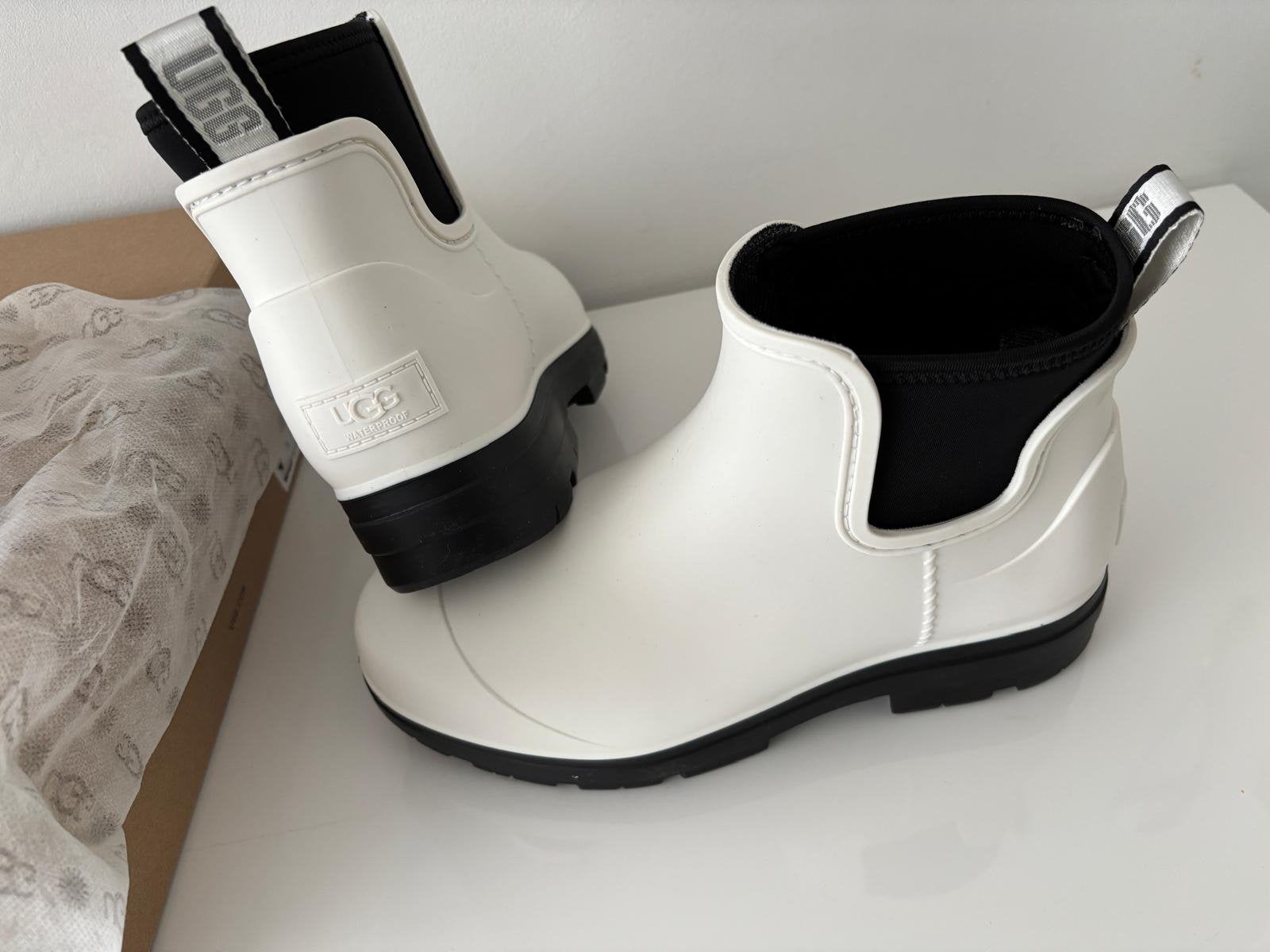 Ugg enkellaarzen maat 40, Wit, Lage of Enkellaarzen, Nieuw, Ophalen of Verzenden
