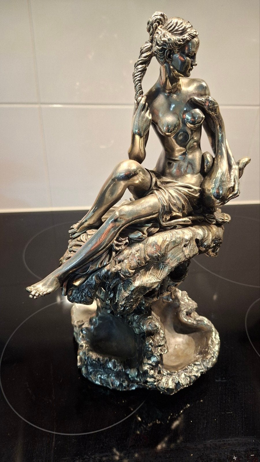 zilverkleurig beeld van vrouw met zwaan, gesigneerd, Beeld, Ophalen, Zilver, 20 - 50 cm