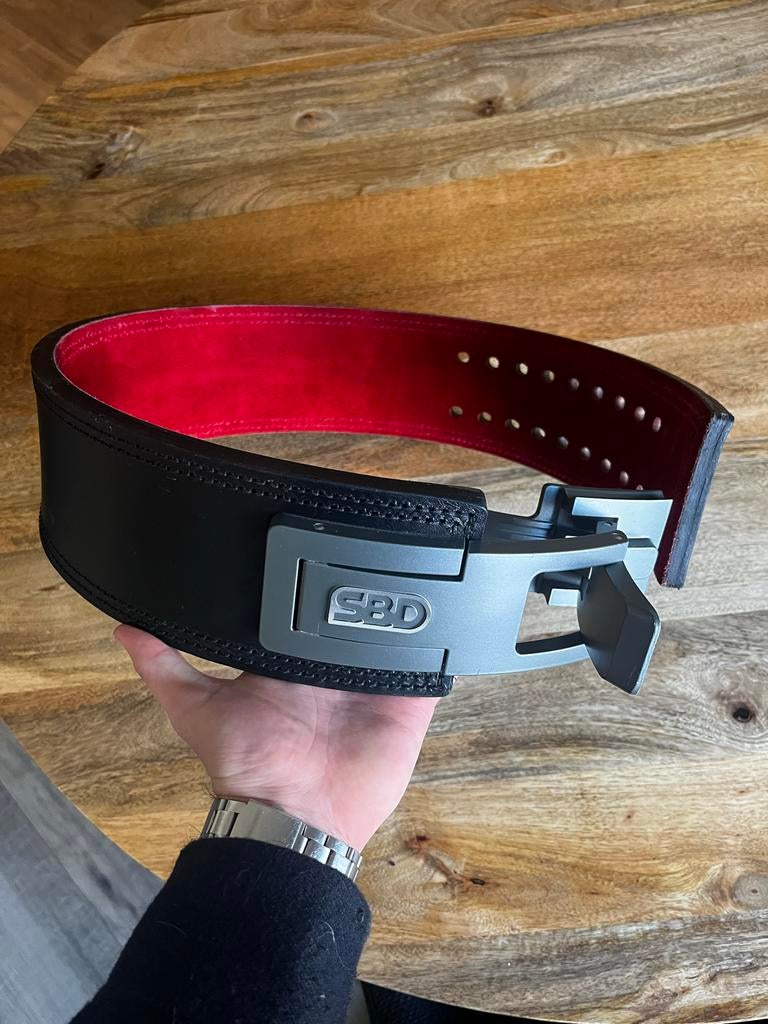SBD Powerlifting riem - Zwart/Rood - Maat M, Sport en Fitness, Fitnessmaterialen, Ophalen of Verzenden, Zo goed als nieuw, Rug