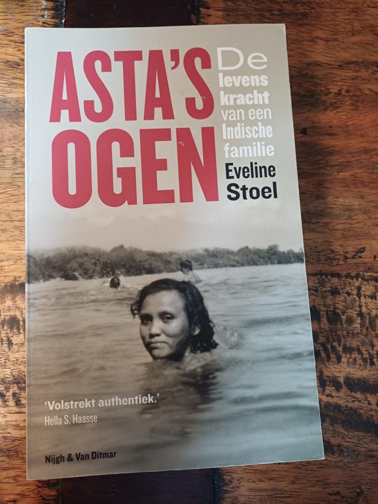 Asta's Ogen - De levenskracht van een Indische familie, Ophalen of Verzenden, Gelezen, Eveline Stoel, Nederland