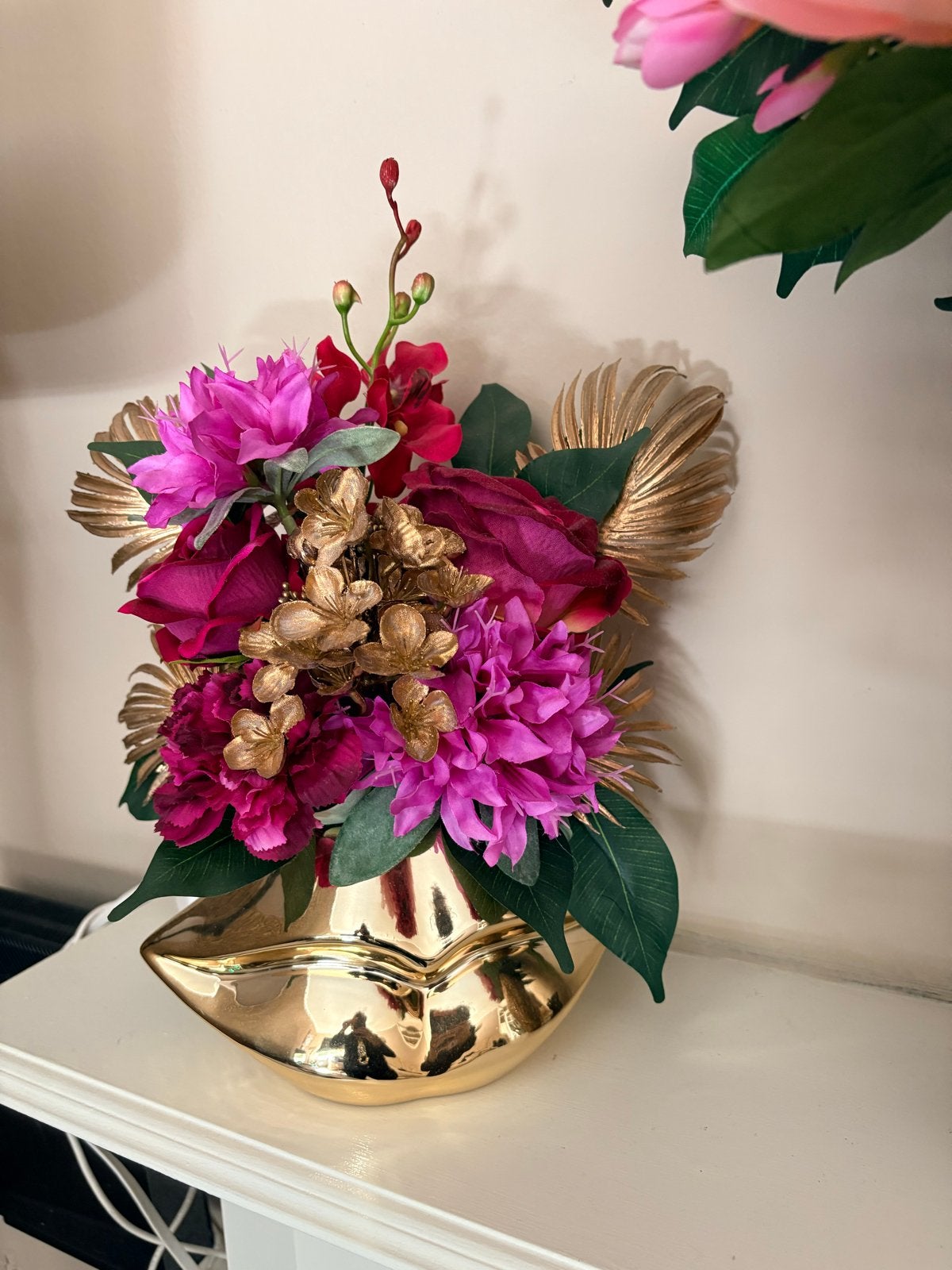 Gouden lippen vaas met kunstbloemen, Huis en Inrichting, Ophalen of Verzenden, Zo goed als nieuw, Inclusief decoratie, Goud