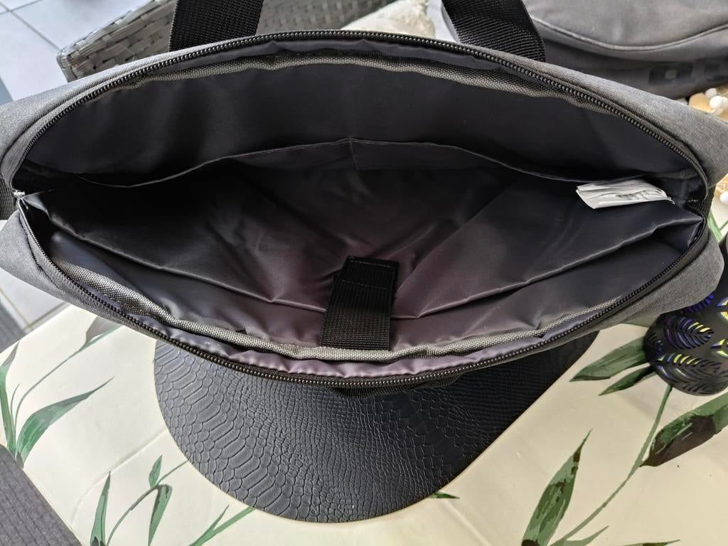 Stijlvolle Laptoptas - Grijs, Ruim en Beschermend, Computers en Software, Laptoptassen, Gebruikt, Schoudertas, 15 inch, Ophalen of Verzenden
