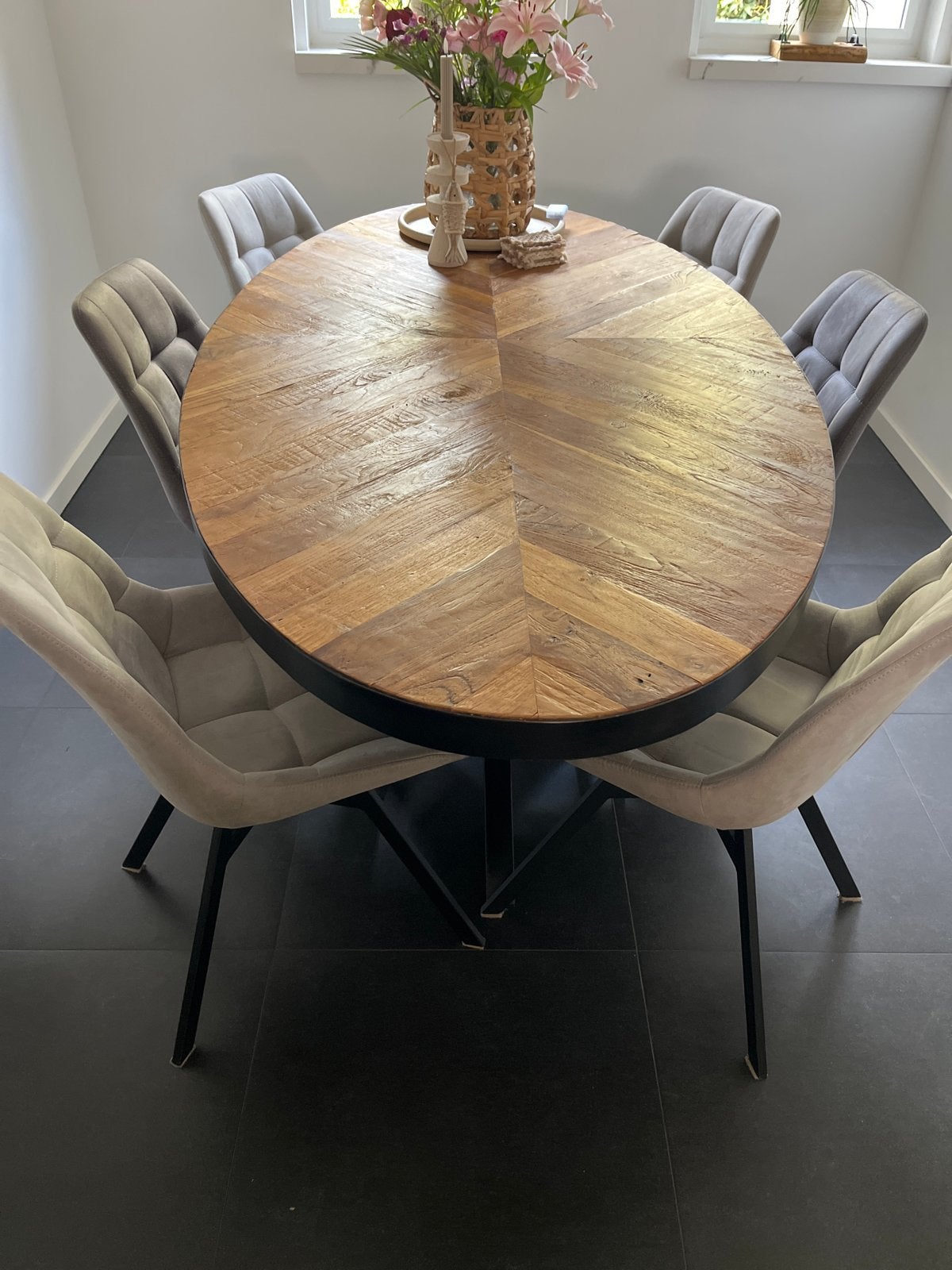 Ovale eettafel met visgraatmotief en metalen onderstel, Huis en Inrichting, Ophalen, Gebruikt, 100 tot 150 cm, Teakhout