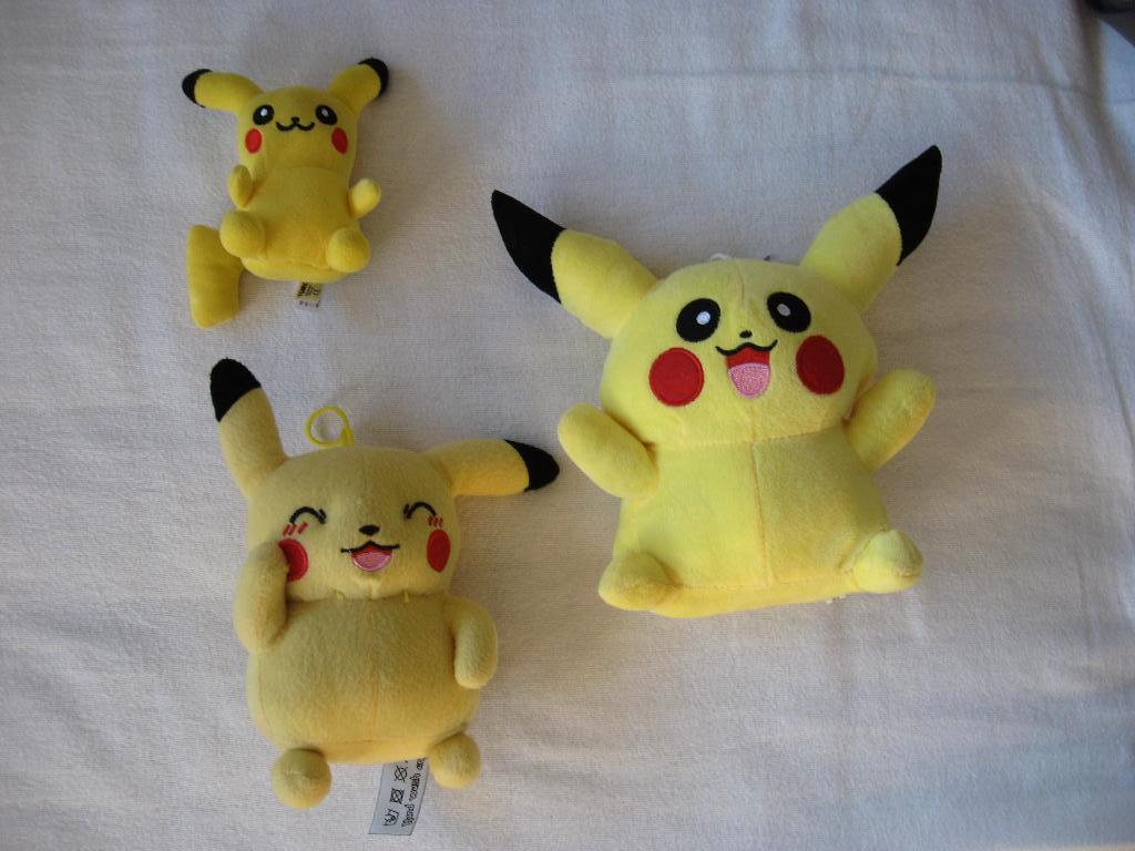 Fantasy World Toys 2022 - Pokémon Pikachu knuffeltje (+2), Hobby en Vrije tijd, Verzamelkaartspellen | Pokémon, Verzenden, Gebruikt