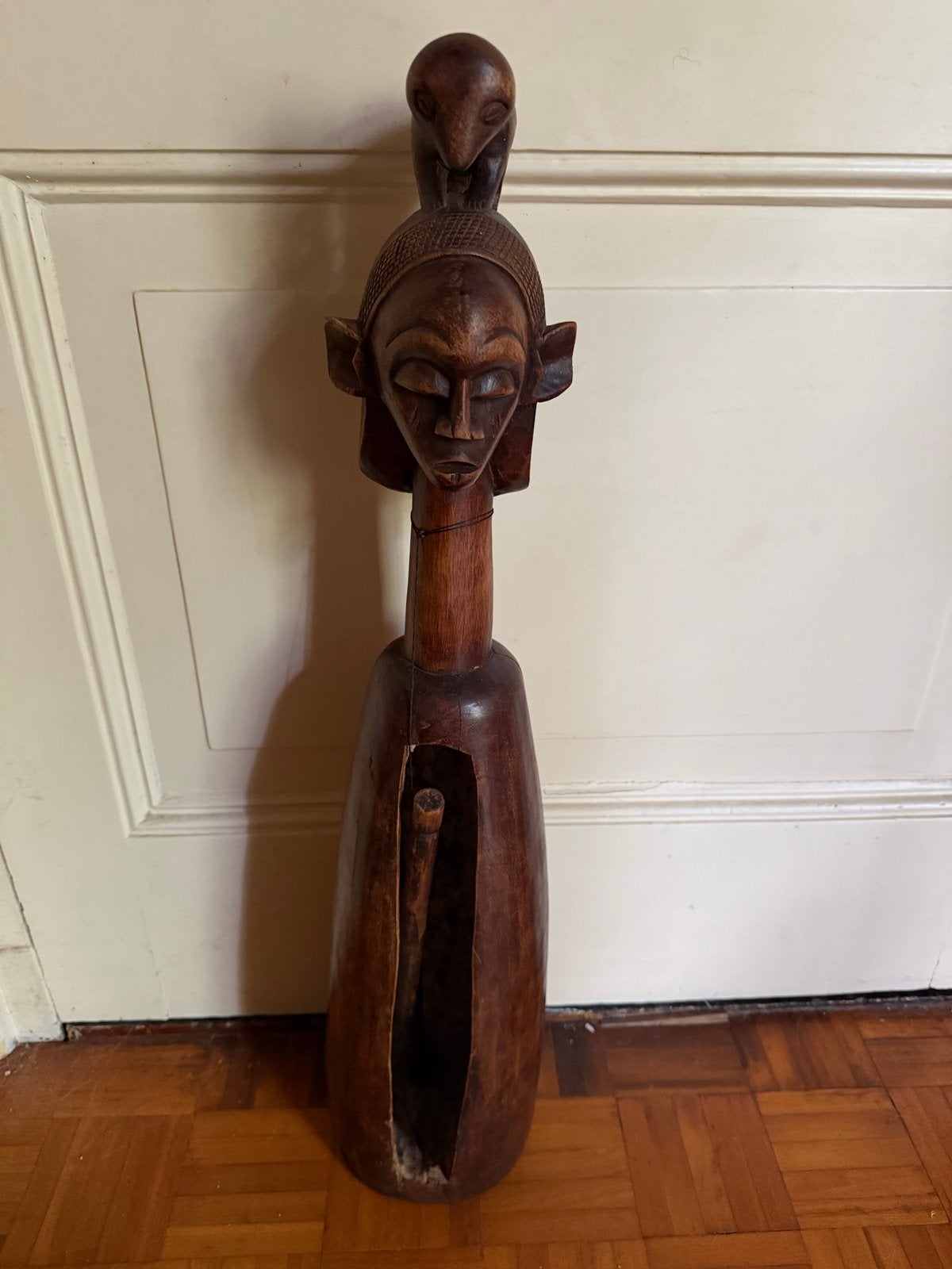 Dit is een Yaka houten gleuftrommel (mukoku) uit Congo, Bruin, Afrika, Ophalen, Hout