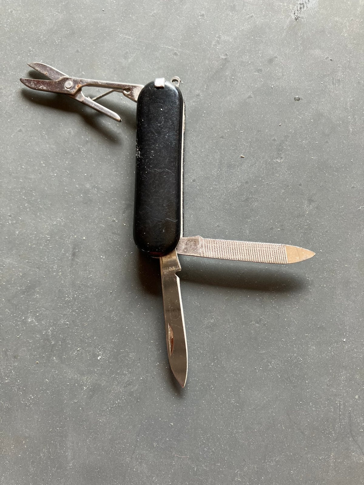 Antiek mesje met schaartje en gereedschap, Ophalen