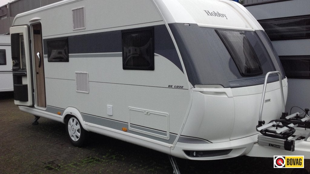Hobby De Luxe 490 KFM Met Ex Verhuur voordeel, Caravans en Kamperen, Hobby, Fietsenrek, Treinzit, Dwarsbed