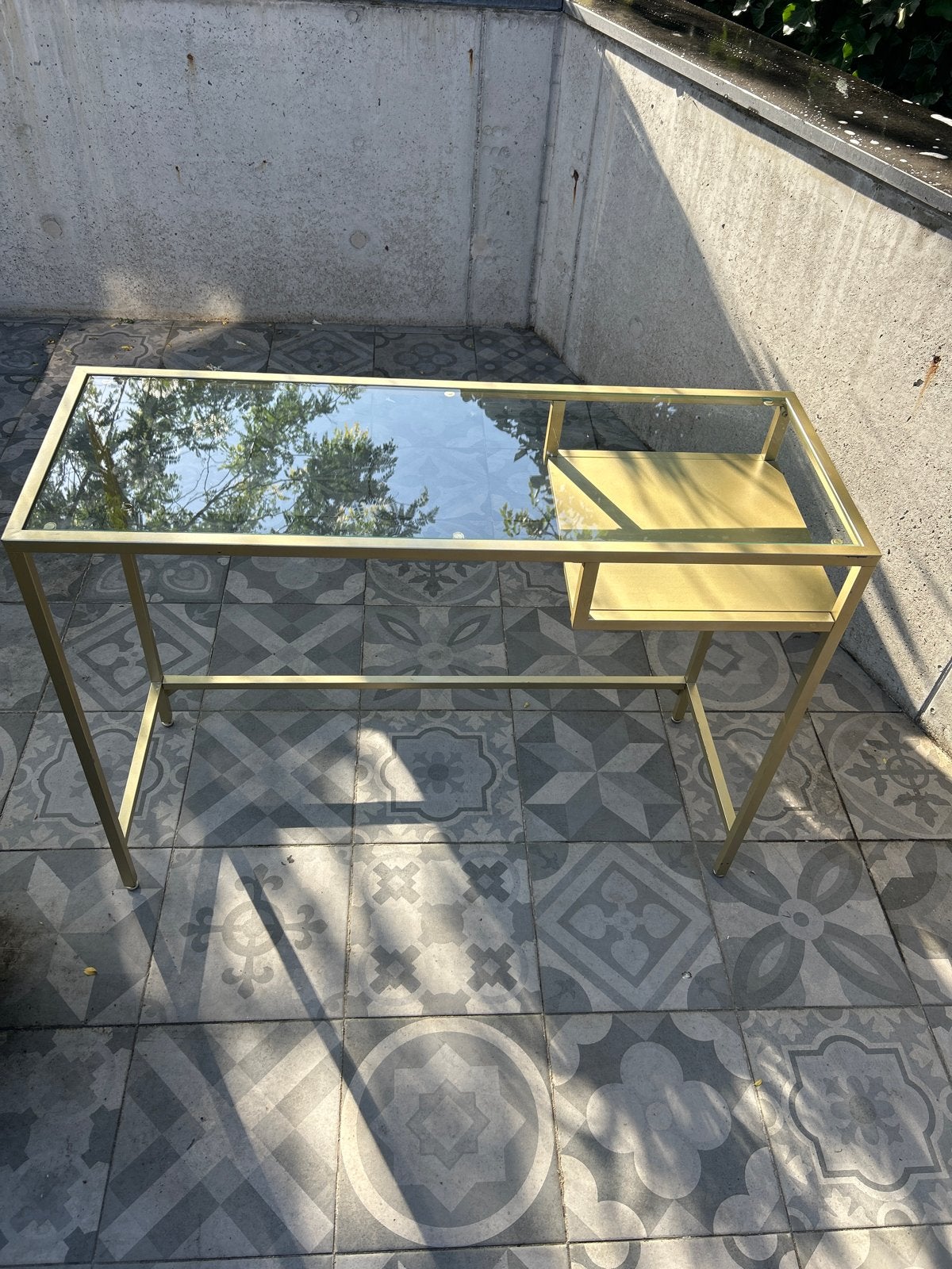 Stijlvolle glazen bijzettafel met gouden metalen frame, Ophalen, 100 tot 150 cm, Tot twee personen, 50 tot 100 cm