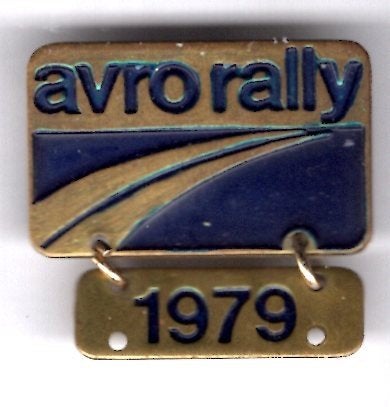 AVRO Rally 1979 koper broche ( V_243), Verzamelen, Verzenden, Nieuw, Sport, Speldje of Pin