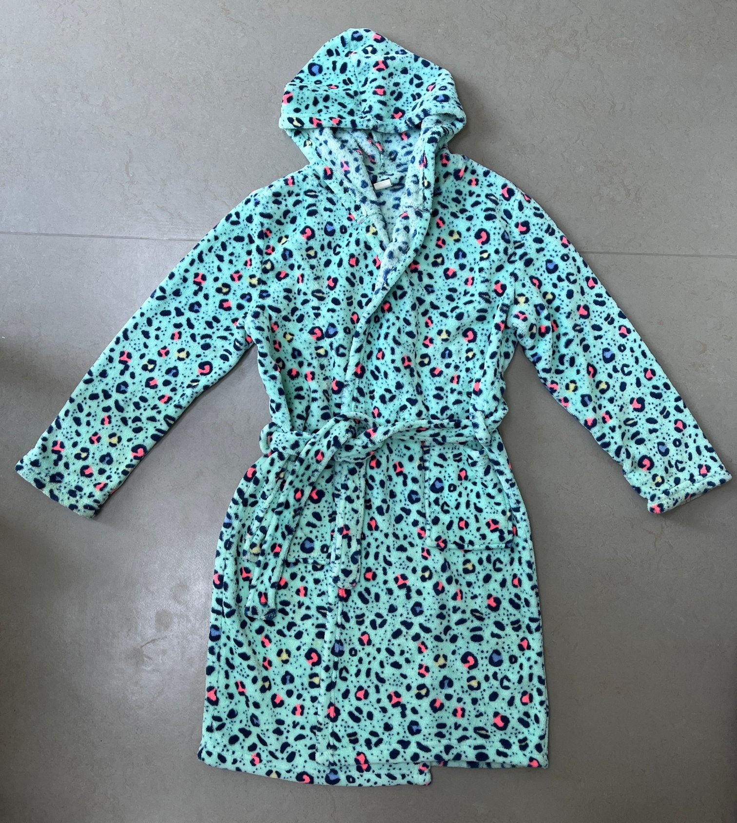 Hema – Fleece badjas, gekleurde panterprint, maat 146/152, Kinderen en Baby's, Ophalen of Verzenden, Zo goed als nieuw, Meisje